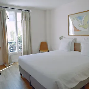 Lucien 2*, París Francia